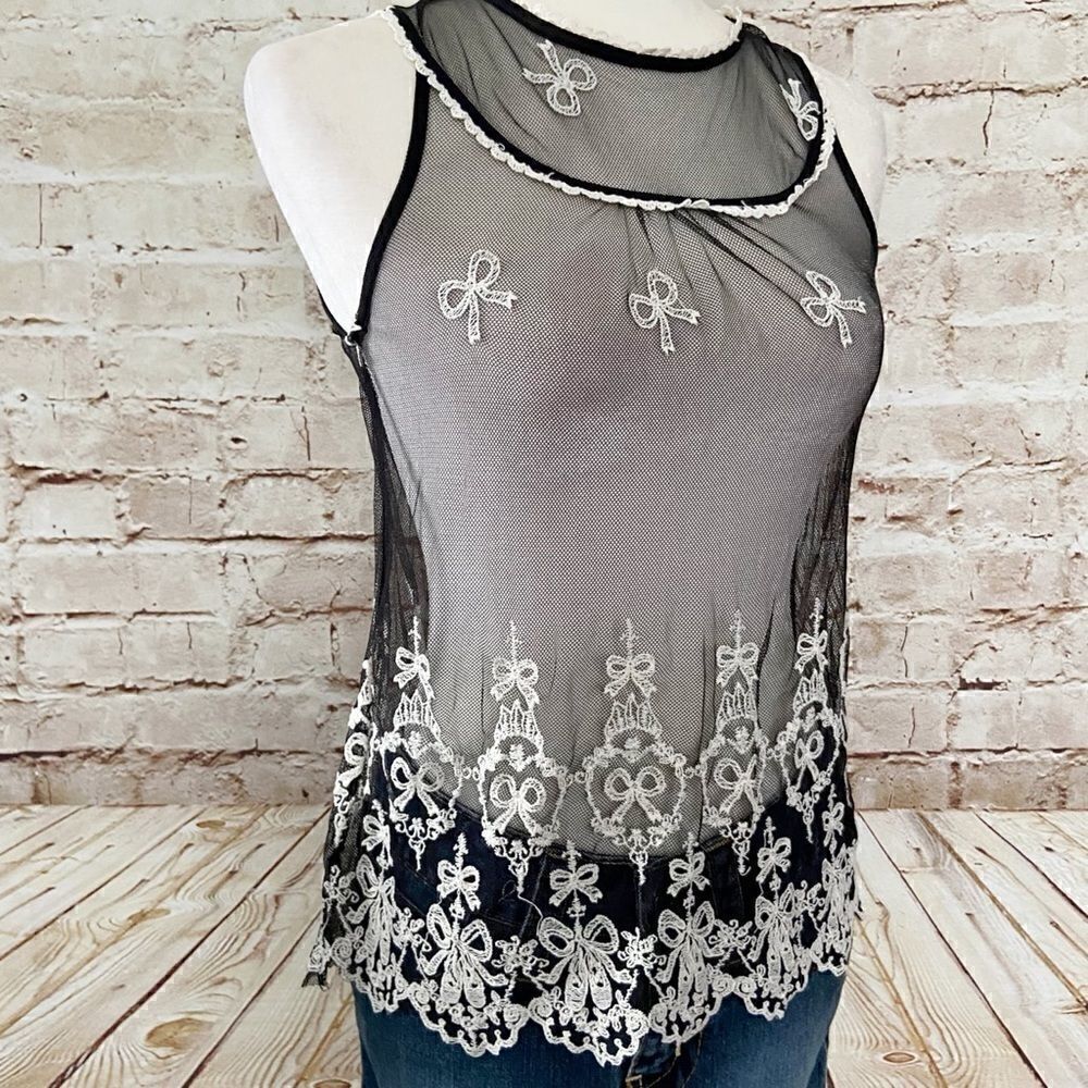 Monteau mesh bow embroidered sleeveless top